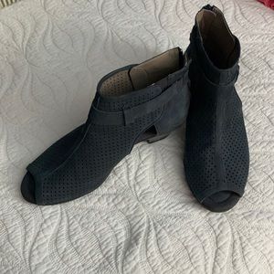 Navy suede ankle booties, peep toe with back zippers Earth brand. Super comfy